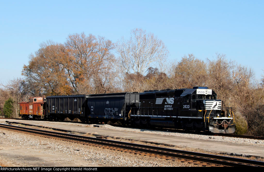 NS 3533 pushes train P06 towards the Dan River